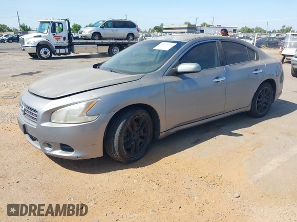 2009 Nissan Maxima S z VIN 1N4AA51E89C853790, wystawiony jako IAAI lot #42429971 z przebiegiem 240 525 mil mil oraz . Historia ofert i sprzedaży dostępna na DreamBid. Obrazek 2.