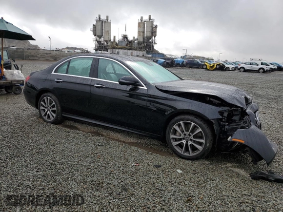2021 Mercedes-Benz E-Class E 450 with VIN W1KZF5KBXMA880082, listed as a Copart auction lot 44267945 with 31,239 mi miles and Salvage Title. Bid and sale history available at carsss.com. Image 4.