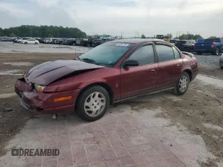 2001 Saturn SL z VIN 1G8ZK527X1Z336965, wystawiony jako Copart lot #50091285 z przebiegiem 168 743 mil mil oraz Szkody całkowita. Historia ofert i sprzedaży dostępna na DreamBid. Obrazek 1.