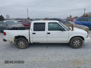 2002 GMC Sonoma SLS with VIN 1GTDT13W92K118425, listed as a IAAI auction lot 40692470 with Not Provided miles. Bid and sale history available at carsss.com. Image 13.