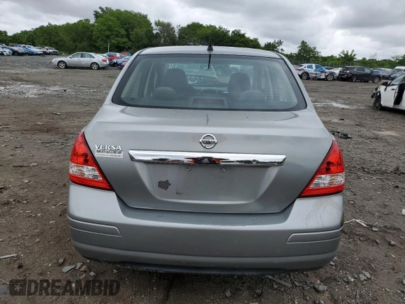 2010 Nissan Versa S z VIN 3N1BC1AP9AL418100, wystawiony jako Copart lot #57971985 z przebiegiem 95 353 mil mil oraz Szkoda całkowita • Salvage title. Historia ofert i sprzedaży dostępna na DreamBid. Obrazek 6.