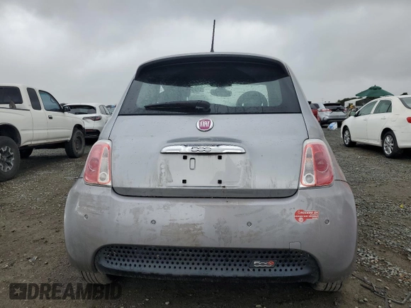 2017 FIAT 500e z VIN 3C3CFFGE7HT525317, wystawiony jako Copart lot #48951485 z przebiegiem Nie podano mil oraz Szkoda całkowita • Salvage title. Historia ofert i sprzedaży dostępna na DreamBid. Obrazek 6.
