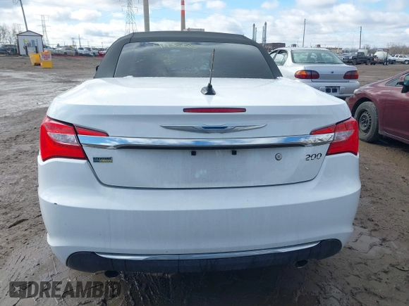 2013 Chrysler 200 Touring z VIN 1C3BCBEGXDN766008, wystawiony jako IAAI lot #41732853 z przebiegiem 139 724 mil mil oraz . Historia ofert i sprzedaży dostępna na DreamBid. Obrazek 16.