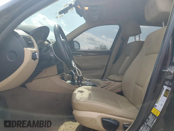 2014 BMW X1 xDrive28i z VIN WBAVL1C5XEVY20300, wystawiony jako Copart lot #51334275 z przebiegiem 175 652 mil mil oraz Tytuł czysty. Historia ofert i sprzedaży dostępna na DreamBid. Obrazek 7.