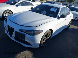 2019 Alfa Romeo Giulia z VIN ZARFAMAN5K7622490, wystawiony jako IAAI lot #41403496 z przebiegiem Nie podano mil oraz . Historia ofert i sprzedaży dostępna na DreamBid. Obrazek 18.