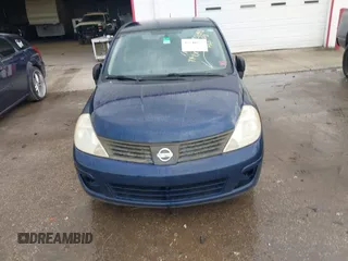 2009 Nissan Versa 1.6 z VIN 3N1CC11E69L483145, wystawiony jako IAAI lot #42240252 z przebiegiem 136 776 mil mil oraz . Historia ofert i sprzedaży dostępna na DreamBid. Obrazek 6.