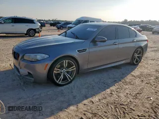 2013 BMW M5 z VIN WBSFV9C50DC772924, wystawiony jako Copart lot #59522805 z przebiegiem Nie podano mil oraz Szkody całkowita. Historia ofert i sprzedaży dostępna na DreamBid. Obrazek 1.