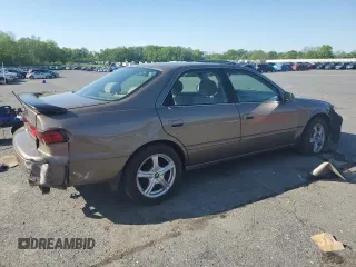 1999 Toyota Camry LE z VIN JT2BG22K0X0295893, wystawiony jako Copart lot #56183655 z przebiegiem 327 172 mil mil oraz Szkoda całkowita • Salvage title. Historia ofert i sprzedaży dostępna na DreamBid. Obrazek 3.