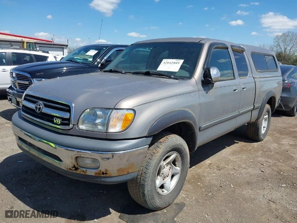 2000 Toyota Tundra SR5 with VIN 5TBBT4419YS001062, listed as a IAAI auction lot 42042889 with 190,000 mi miles. Bid and sale history available at carsss.com. Image 2.