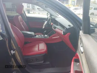 2020 Alfa Romeo Stelvio Ti z VIN ZASPAKBN7L7C92393, wystawiony jako IAAI lot #41824452 z przebiegiem 53 616 mil mil oraz . Historia ofert i sprzedaży dostępna na DreamBid. Obrazek 5.