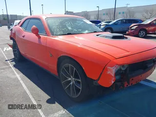 2016 Dodge Challenger R/T Scat Pack z VIN 2C3CDZFJXGH351790, wystawiony jako IAAI lot #41459795 z przebiegiem 69 129 mil mil oraz . Historia ofert i sprzedaży dostępna na DreamBid. Obrazek 1.