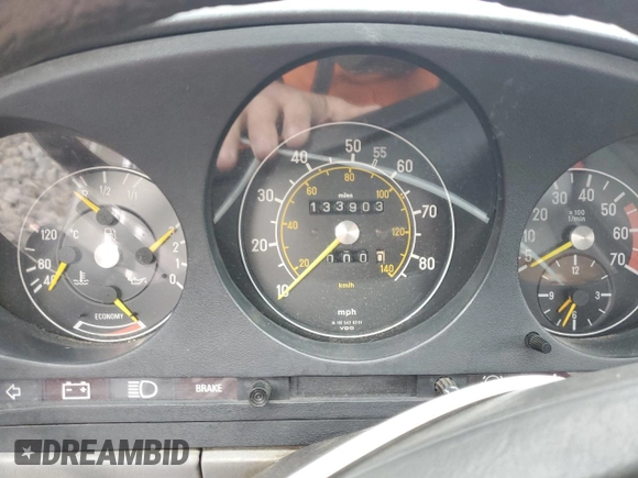 1982 Mercedes-Benz 380 SL z VIN WDBBA45A0CB014230, wystawiony jako Copart lot #71148724 z przebiegiem 133 903 mil mil oraz Nie do naprawy • Non repairable. Historia ofert i sprzedaży dostępna na DreamBid. Obrazek 9.