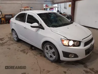 2015 Chevrolet Sonic LTZ z VIN 1G1JE5SB7F4121961, wystawiony jako IAAI lot #41310464 z przebiegiem 188 273 mil mil oraz . Historia ofert i sprzedaży dostępna na DreamBid. Obrazek 1.