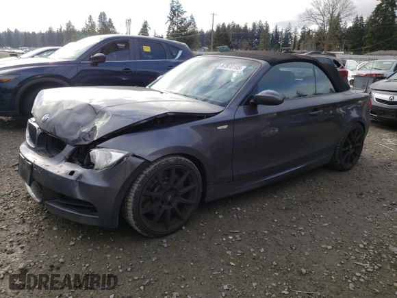 2008 BMW 1 Series 135i z VIN WBAUN93528VK39771, wystawiony jako Copart lot #87970105 z przebiegiem 88 618 mil mil oraz Szkoda całkowita • Salvage title. Historia ofert i sprzedaży dostępna na DreamBid. Obrazek 1.