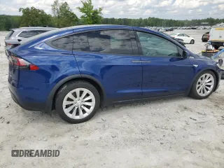 2016 Tesla Model X 70D z VIN 5YJXCBE27GF007972, wystawiony jako Copart lot #53945325 z przebiegiem 83 395 mil mil oraz Szkody całkowita. Historia ofert i sprzedaży dostępna na DreamBid. Obrazek 3.