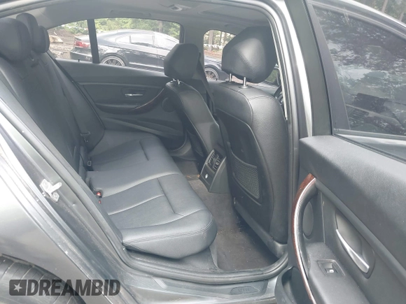 2013 BMW 3 Series 328i xDrive z VIN WBA3B5C55DF590501, wystawiony jako IAAI lot #42743471 z przebiegiem 72 388 mil mil oraz . Historia ofert i sprzedaży dostępna na DreamBid. Obrazek 8.