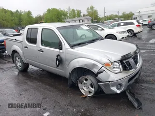 2006 Nissan Frontier SE z VIN 1N6AD07W56C434356, wystawiony jako IAAI lot #42199530 z przebiegiem 224 148 mil mil oraz . Historia ofert i sprzedaży dostępna na DreamBid. Obrazek 1.