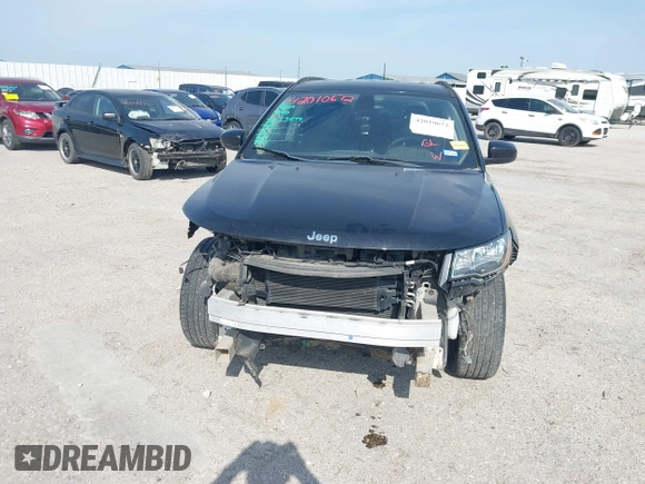 2018 Jeep Compass Latitude z VIN 3C4NJDBBXJT155149, wystawiony jako IAAI lot #42010672 z przebiegiem 81 784 mil mil oraz . Historia ofert i sprzedaży dostępna na DreamBid. Obrazek 6.