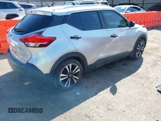 2019 Nissan Kicks S z VIN 3N1CP5CU5KL518974, wystawiony jako IAAI lot #42117317 z przebiegiem 88 001 mil mil oraz . Historia ofert i sprzedaży dostępna na DreamBid. Obrazek 4.