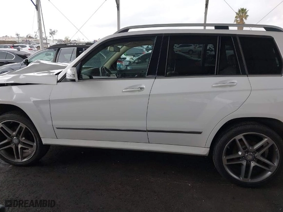 2013 Mercedes-Benz GLK-Class GLK 350 with VIN WDCGG5HB8DF965084, listed as a IAAI auction lot 41788621 with 98,392 mi miles. Bid and sale history available at carsss.com. Image 15.