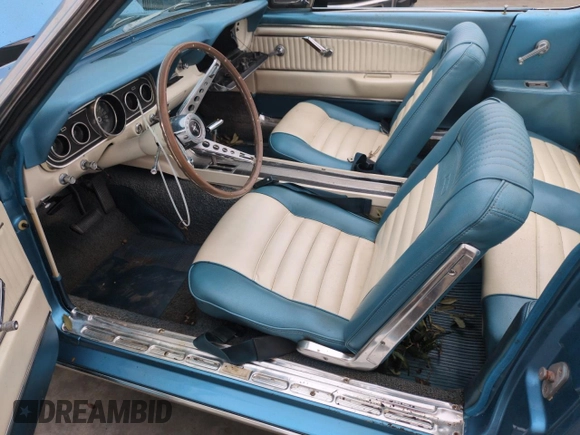 1966 Ford Mustang z VIN 6R08T191465, wystawiony jako Copart lot #74263644 z przebiegiem 54 288 mil mil oraz Szkody całkowita. Historia ofert i sprzedaży dostępna na DreamBid. Obrazek 7.