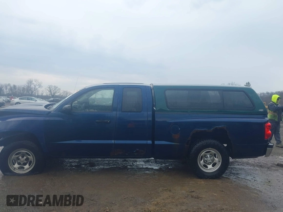 2007 Dodge Dakota ST z VIN 1D7HE22K77S181214, wystawiony jako IAAI lot #41911600 z przebiegiem 156 393 mil mil oraz . Historia ofert i sprzedaży dostępna na DreamBid. Obrazek 15.