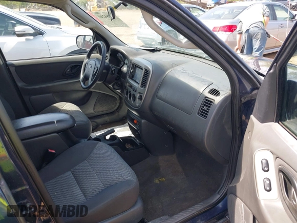 2004 Ford Escape XLT z VIN 1FMYU93194KB52283, wystawiony jako IAAI lot #42084240 z przebiegiem 142 871 mil mil oraz . Historia ofert i sprzedaży dostępna na DreamBid. Obrazek 5.