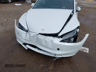 2025 Tesla Model 3 Long Range z VIN 5YJ3E1EB9SF904223, wystawiony jako IAAI lot #41611201 z przebiegiem 690 mil mil oraz . Historia ofert i sprzedaży dostępna na DreamBid. Obrazek 6.