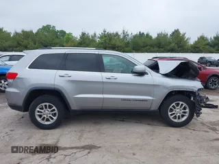 2018 Jeep Grand Cherokee Laredo z VIN 1C4RJFAG0JC129021, wystawiony jako IAAI lot #42413165 z przebiegiem 103 743 mil mil oraz . Historia ofert i sprzedaży dostępna na DreamBid. Obrazek 12.