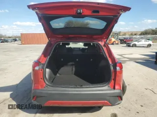 2022 Toyota Corolla Cross LE z VIN 7MUCAAAG1NV005567, wystawiony jako Copart lot #44578945 z przebiegiem 51 180 mil mil oraz Szkody całkowita. Historia ofert i sprzedaży dostępna na DreamBid. Obrazek 6.
