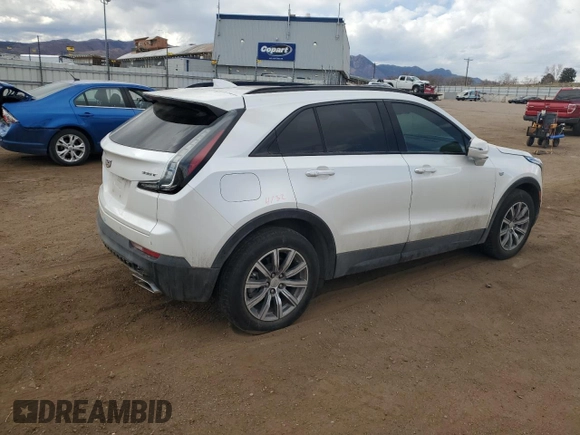 2022 Cadillac XT4 FWD Sport z VIN 1GYFZER47NF165920, wystawiony jako Copart lot #50389935 z przebiegiem 57 410 mil mil oraz Szkoda całkowita • Salvage title. Historia ofert i sprzedaży dostępna na DreamBid. Obrazek 3.