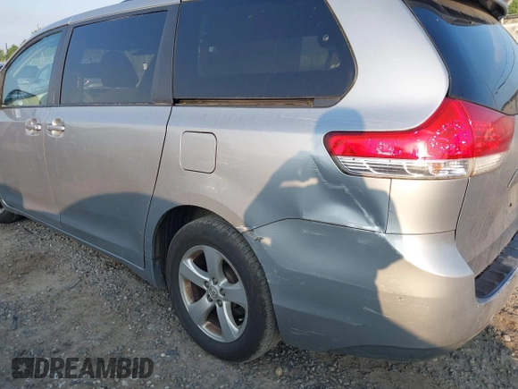 2014 Toyota Sienna LE AAS z VIN 5TDKK3DC8ES433739, wystawiony jako IAAI lot #42680907 z przebiegiem 188 589 mil mil oraz . Historia ofert i sprzedaży dostępna na DreamBid. Obrazek 19.