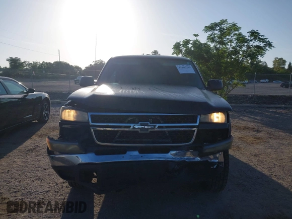 2007 Chevrolet Silverado 1500HD LT1 z VIN 1GCGC13U17F197536, wystawiony jako IAAI lot #42167105 z przebiegiem 177 604 mil mil oraz . Historia ofert i sprzedaży dostępna na DreamBid. Obrazek 12.