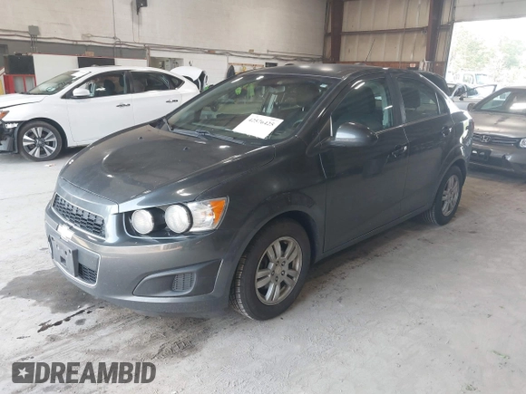 2016 Chevrolet Sonic LT z VIN 1G1JC5SH0G4170981, wystawiony jako IAAI lot #42576425 z przebiegiem 169 102 mil mil oraz . Historia ofert i sprzedaży dostępna na DreamBid. Obrazek 2.