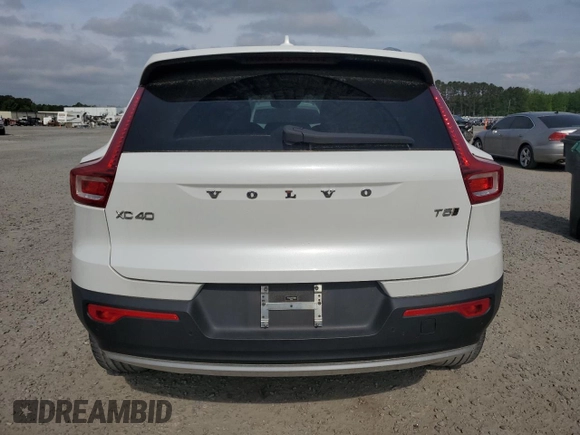 2021 Volvo XC40 Momentum z VIN YV4162UK5M2439826, wystawiony jako Copart lot #54480775 z przebiegiem 35 279 mil mil oraz Szkody całkowita. Historia ofert i sprzedaży dostępna na DreamBid. Obrazek 6.