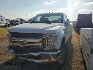 2019 Ford F-350 XL z VIN 1FTRF3B6XKEE19231, wystawiony jako Copart lot #62070805 z przebiegiem Nie podano mil oraz Szkoda całkowita • Salvage title. Historia ofert i sprzedaży dostępna na DreamBid. Obrazek 1.