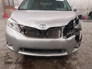 2017 Toyota Sienna XLE z VIN 5TDDZ3DC7HS151052, wystawiony jako IAAI lot #41498506 z przebiegiem 131 063 mil mil oraz . Historia ofert i sprzedaży dostępna na DreamBid. Obrazek 6.