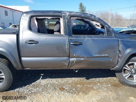 2017 Toyota Tacoma SR5 with VIN 5TFCZ5AN2HX061637, listed as a IAAI auction lot 41673102 with NaN miles. Bid and sale history available at carsss.com. Image 14.