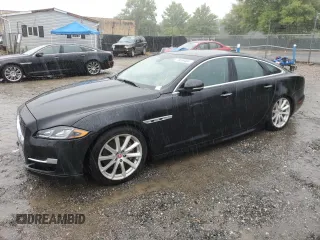 2016 Jaguar XJ R-Sport z VIN SAJWJ1CD7G8V95129, wystawiony jako Copart lot #73569464 z przebiegiem 143 740 mil mil oraz Czysty tytuł • Clean title. Historia ofert i sprzedaży dostępna na DreamBid. Obrazek 1.