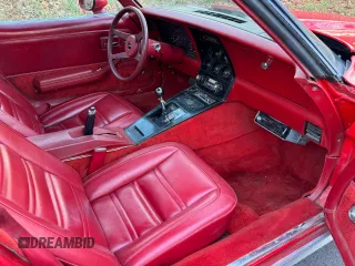 1978 Chevrolet Corvette z VIN 1Z87L8S437007, wystawiony jako Copart lot #89359805 z przebiegiem 84 490 mil mil oraz Czysty tytuł • Clean title. Historia ofert i sprzedaży dostępna na DreamBid. Obrazek 5.