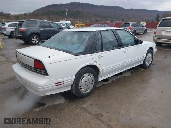 1996 Oldsmobile Cutlass Supreme S z VIN 1G3WH52M8TF346878, wystawiony jako IAAI lot #41827990 z przebiegiem 124 705 mil mil oraz . Historia ofert i sprzedaży dostępna na DreamBid. Obrazek 4.