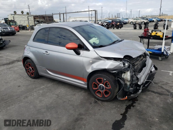 2018 FIAT 500e z VIN 3C3CFFGE2JT362534, wystawiony jako Copart lot #52815675 z przebiegiem 66 498 mil mil oraz Szkoda całkowita • Salvage title. Historia ofert i sprzedaży dostępna na DreamBid. Obrazek 4.
