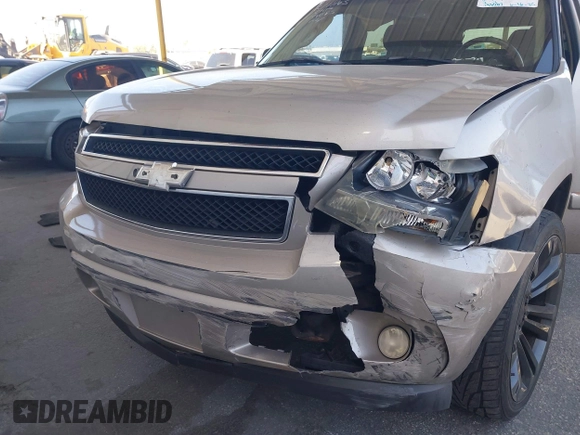 2007 Chevrolet Tahoe LS z VIN 1GNFC13C17R293787, wystawiony jako IAAI lot #42517818 z przebiegiem 293 307 mil mil oraz . Historia ofert i sprzedaży dostępna na DreamBid. Obrazek 6.