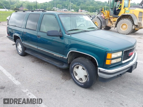 1996 GMC Suburban z VIN 1GKFK16ROTJ725925, wystawiony jako IAAI lot #42244433 z przebiegiem 123 837 mil mil oraz . Historia ofert i sprzedaży dostępna na DreamBid. Obrazek 1.