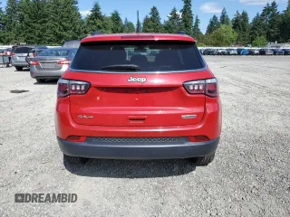 2020 Jeep Compass Latitude z VIN 3C4NJDBB0LT117108, wystawiony jako Copart lot #61243675 z przebiegiem 27 466 mil mil oraz Szkoda całkowita • Salvage title. Historia ofert i sprzedaży dostępna na DreamBid. Obrazek 6.