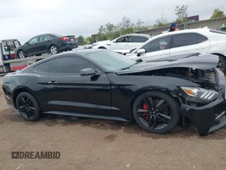 2015 Ford Mustang EcoBoost z VIN 1FA6P8TH6F5370313, wystawiony jako IAAI lot #42206594 z przebiegiem 76 769 mil mil oraz . Historia ofert i sprzedaży dostępna na DreamBid. Obrazek 13.