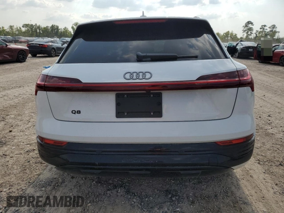 2024 Audi Q8 e-tron Premium Plus z VIN WA15AAGE8RB017425, wystawiony jako Copart lot #66139974 z przebiegiem Nie podano mil oraz Szkody całkowita. Historia ofert i sprzedaży dostępna na DreamBid. Obrazek 6.