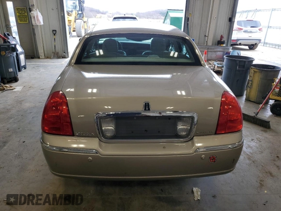 2003 Lincoln Town Car Signature z VIN 1LNHM82W13Y660122, wystawiony jako Copart lot #51790595 z przebiegiem 151 371 mil mil oraz Nie do naprawy • Non repairable. Historia ofert i sprzedaży dostępna na DreamBid. Obrazek 6.