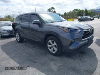 2023 Toyota Highlander L z VIN 5TDKDRAH7PS509046, wystawiony jako IAAI lot #41572986 z przebiegiem 50 039 mil mil oraz . Historia ofert i sprzedaży dostępna na DreamBid. Obrazek 1.