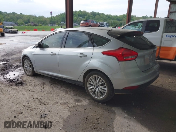 2015 Ford Focus Titanium z VIN 1FADP3N2XFL348149, wystawiony jako IAAI lot #41983021 z przebiegiem 208 765 mil mil oraz . Historia ofert i sprzedaży dostępna na DreamBid. Obrazek 3.